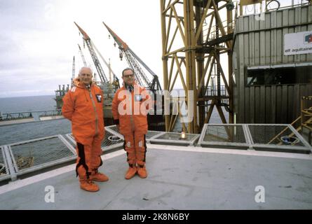 Nordsee 19800526. Der französische Premierminister Raymond Barre besucht Norwegen. Hier besucht Premierminister Barre zusammen mit Andrè Giraud (TV) die Ölbohrplattform auf dem Frigg-Feld in der Nordsee. Foto: Bjørn Sigurdsøn NTB / NTB Stockfoto