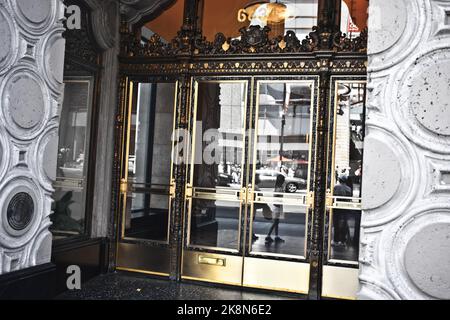 Der goldene Eingang zum El Capitan Theatre Gebäude in Los Angeles Stockfoto