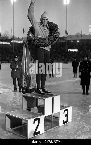 Oslo 19700115 WM auf Skating, schnelles Rennen, in Bislett in Oslo wurde von der niederländischen ARD Schenk gewonnen. Hier Schenk auf dem Siegerpodest mit dem Lorbeerkranz. Winkt dem Publikum zu. Foto: NTB / NTB Stockfoto