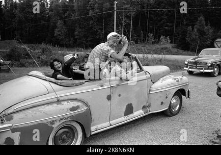 Karlskoga, August 1963, Schweden. 30 - 40.000 junge Menschen, darunter einige Rager, nehmen Karlskoga, um sich das Kanonenrennen (Autorennen) anzusehen. Die Polizei trifft sich stark, um in der Stadt Ruhe zu bewahren. Fröhliche Jugend im alten Auto. Foto: Ivar Aaserud / Aktuell / NTB Stockfoto