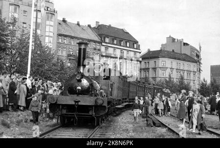 Oslo 19540901. Die Bahn feiert 1954 100 Jahre. NSB feiert sein 100.-jähriges Bestehen. Der Höhepunkt des Eisenbahnjubiläums - zumindest für das große Publikum - war die Abfahrt von Framnes-Express vom Bahnhof Pipervigens. Viele Tausende von Menschen versammelten sich am Rathausplatz, als der kleine, seltsame Zug mit König und Kronprinz und einer Reihe anderer eingeladener an Bord zur Ausstellung in Framnes spazierte. NTB-Archivfoto / ntb Stockfoto