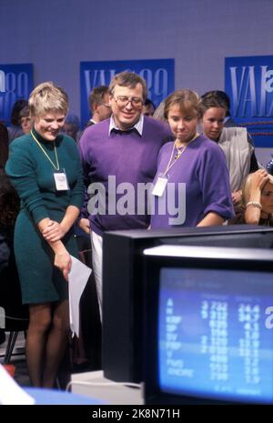 Oslo 19890911 Storting Elections 1989. Der SV hat sich entschieden und ist mit den Ergebnissen der Wahlnacht sehr zufrieden. Eine lächelnde Kristin Halvorsen t.V, neben ihr ist per Eggum Mauseth. Foto: Jan Greve / NTB Stockfoto