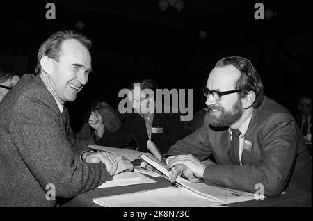 Oslo 19760220. Nationalversammlung Der Sozialistischen Linken Partei 1976. Reidar Larsen (v.v.) und Berge Furre im Gespräch bei der Eröffnung eines nationalen Treffens. Foto: Henrik Laurvik / NTB Stockfoto