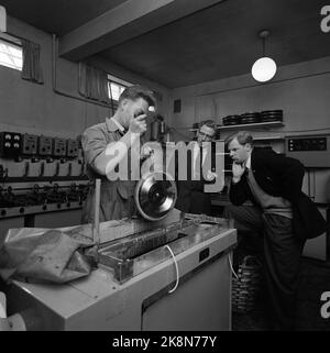 Oslo, 18. Mai 1957. „The Monn-Keys“ stellt Platten her, hier eine Maschine, die während der Plattenherstellung verwendet wird. Arne Bendiksen interessiert sich dafür. Foto; Sverre A. Børretzen / Aktuell / NTB. Stockfoto