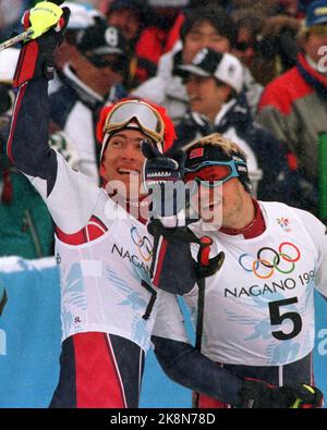 Olympic Nagano 199802: Alpin, Slalom, Männer. Ole Kr. Furuseth zeigt Sieger Hans-Petter Buraas die Anzeigetafel nach der Tordurchführung. Furuseth nahm das Silber. Scan-Foto: Tor Richardsen Stockfoto