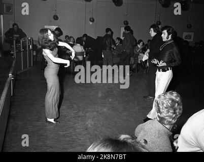 Oslo April 26. Die Disco 'Colony Club', die erste in Norwegen, zieht sowohl Prominente als auch andere an. Hier sind einige Tanzlöwen auf der Tanzfläche. Foto: Aage Storløkken / Aktuell / NTB Stockfoto