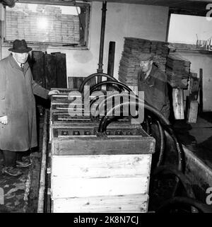 Trondheim 1957. Nekolai Dahl. Geschäftsmann in der Produktion von gefrorenem Fisch. Nekolai Dahl und einer der Arbeiter im Produktionsraum. Foto: Aage Storløkken / Aktuell / NTB Stockfoto