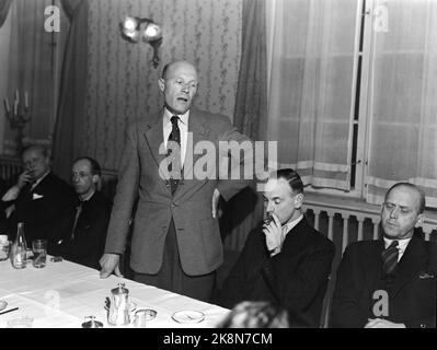 1952 Oslo. Treffen im norwegischen Schriftstellerverband im Restaurant Georges. Hier spricht der Autor Tarjei Vesaas (1897-1970). Vollständig: Autor und Literaturhistoriker Sigmund Skard (1903-1995). Foto: Odd Nicolaysen / Aktuell / NTB Stockfoto