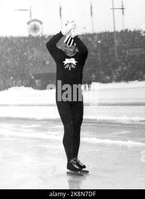 19520219 Oslo: Olympische Spiele, Winterolympiade, Schlittschuhlauf, schnelles Rennen, 10.000 Meter bei Bislett: Hjalmar Andersen 'Hjallis' jubelt für das Rennen, das ihm zur Verfügung gestellt wurde. Foto: NTB / NTB Stockfoto