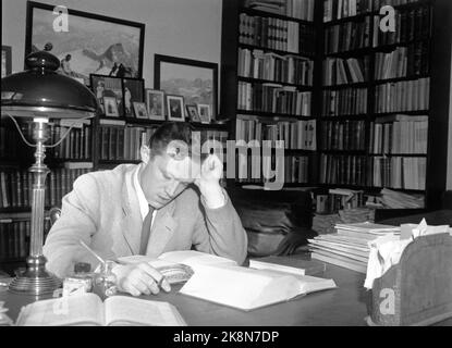 194805 der Skispringer Thorleif Schjelderup arbeitet in seinem Haus in Vettakollen. Foto am Schreibtisch am Arbeitsplatz. Foto: Børretzen / Aktuell / NTB Stockfoto