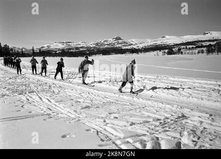 Beitostølen 19620323 unter der Leitung von Erling Stordahl und Håkon Brusveen finden in Beitostølen erstmals Skikurse für Blinde statt. Hier sind einige der Blinden auf einem ihrer ersten Skisports. Foto: Aaserud / Aktuell / NTB Stockfoto