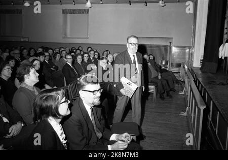 Nykøbing, Dänemark März 1965 - Autor Aksel Sandemose über alte Handlungen in seinem Geburtsort von Nykøbing, oder "Jante", wie er es in seinen Romanen nennt. Hier spricht er für 600 der Einwohner. Foto: Aage Storløkken / Aktuell / NTB Stockfoto