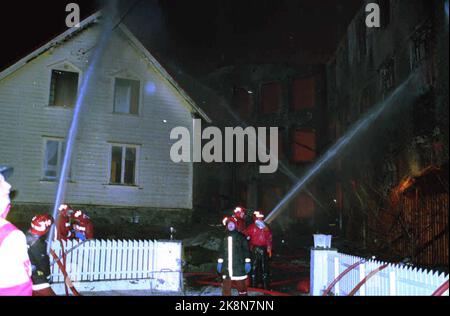 Salhus Bergen.19950105. Vom Feuer in den alten historischen Fabrikgebäuden Salhus Væverier. Auch das Gebetshaus (TV) brannte ab. Foto: Marit Hommedaille / NTB / NTB Stockfoto