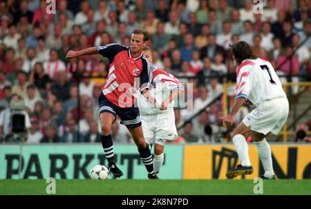 Oslo 19950815 Fußball: Ståle Solbakken in Aktion beim Qualifikationsspiel der Europameisterschaft gegen die Tschechische Republik im Ullevål-Stadion. Norwegen führte 1-0 in der Pause an. Das Endergebnis war 1-1. Foto: Erik Johansen / NTBSCANPIX Stockfoto