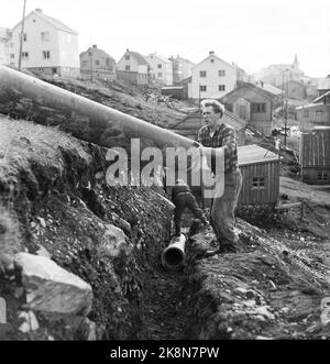 Honningsvåg 19521115. Recovery-Arbeit von Fiskevær Honningsvåg on Magerøya. 5 Jahre nach dem Krieg von 1947 bis 1952 spiegelt sich hier die Wohnreise voll und ganz in den Bildern wider. Die Deutschen legten Honningsvåg in Kies. Nach dem Krieg befand sich der Ort in einem chaotischen Ruinhaug, wo die Kirche als einziges Gebäude zurückgelassen wurde. Es wird gegraben und gesprengt. Hier ist eine Abwasserleitung zu schließen. Foto: Sverre A. Børretzen / Aktuell / NTB Stockfoto