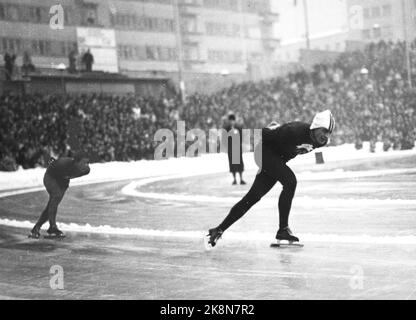 19520219 Oslo: Olympische Spiele, Olympische Winterspiele, Schlittschuhlauf, schnelles Rennen, 10.000 Meter: Der Sieger Hjalmar Andersen 'Hjallis' (Th) in Aktion. Er hat gerade seine Parkgefährtin Sugawara (JPN) mit einer Runde passiert. Foto: NTB / NTB Stockfoto