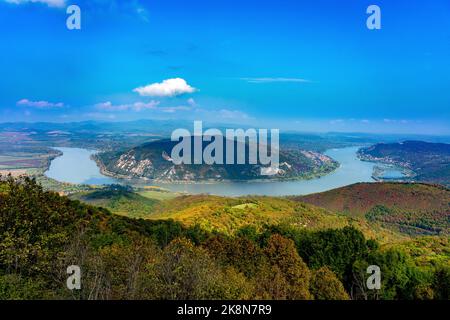 Donauband vom Aussichtspunkt Predikaloszek in Ungarn mit Visegrad und Nagymaros Stockfoto