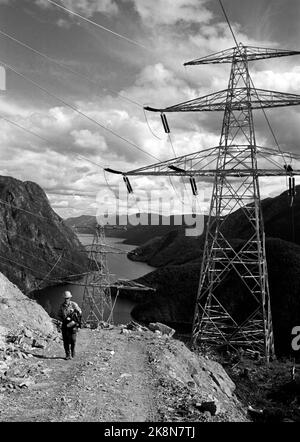 Dalen in Telemark August 1961 Tokke-Kraftwerke werden bald in Betrieb sein und Strom für 80.000 Menschen produzieren. Hier einer der beeindruckenden Masten mit Blick auf Landschaften mit Bergen und Fjorden. Foto: Børretzen / Aktuell / NTB Stockfoto