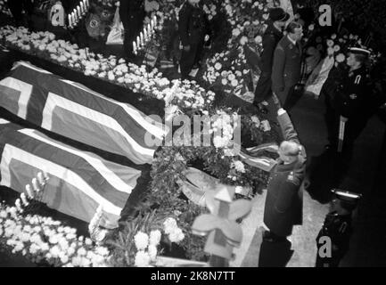 WW2 Oslo 19421031 NS-Führer Vidkun Quisling macht den Nazi-Gruß / Nazi-Gruß / Hitler-Gruß vor den Särgen. Die Beerdigung von Minister Gulbrand Lunde und Lady in der Trinity Church in Oslo. Sie kamen bei einem Auto-/Fährunfall in Våge in Veøy ums Leben. Das Auto, in dem sie saßen, fiel vom Kai ab, nachdem sich die Fähre plötzlich hingesetzt hatte, während das Auto auf halber Strecke an Bord der Fähre war. Es wurde spekuliert, ob es sich um einen Unfall oder einen Angriff handelte, der vielleicht von deutscher Seite durchgeführt wurde. Foto: Kihle / NTB *** das Foto wurde nicht verarbeitet ***** Stockfoto