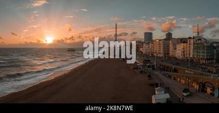 Wunderschöner Blick auf den Strand von Brighton. Magischer Sonnenuntergang und stürmisches Wetter in Brighton Stockfoto