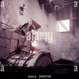 Mo i Rana 1955 Norsk Jernverk in Mo i Rana wird in Betrieb genommen. Interieur aus einem der Hallen. Foto: Sverre A. Børretzen / Aktuell / NTB Stockfoto