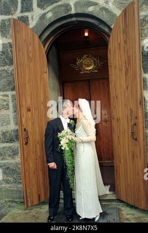 Bergen. Sissel Kyrkjebø und Eddie Skoller nach der Hochzeit. Kuss auf der Kirchentreppe. Foto; Aleksander Nordahl / NTB Stockfoto