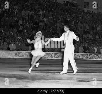 Oslo 19530821 Art Runner Sonja Henie in Oslo mit ihrer großen Eisschau. Zum ersten Mal nach dem Krieg sollte Sonja Henie für ein norwegisches Publikum auftreten. Hier im Einsatz mit einem Partner während der Eröffnungsshow im Jordal Amfi. Jordal, (immer noch eine Freiluftstrecke) wurde mitten im Sommer vereist. Die Show hatte 33 Vorstellungen, alle mit vollen Häusern. Foto: Høel / NTB / NTB Stockfoto