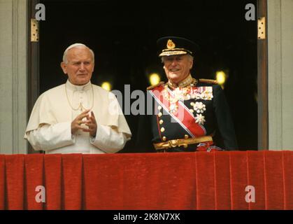 Oslo 19890601. Papst Johannes Paul II. Ist der erste Papst der norwegischen Geschichte. Zum ersten Mal in der Geschichte, Besuch der römisch-katholischen Kirche in Norwegen. Der Papst traf König Olav auf dem Schloss in Oslo während seines Besuches in Norwegen. Hier vom Schlossbalkon. Foto: Bjørn Sigurdsøn / NTB / NTB Stockfoto