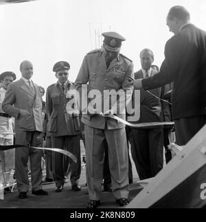 Kairo, Ägypten 19590515 Fliegender Teppich mit Jet. Urbound und Jet Age trafen sich in Ägypten, als SAS am 15. Und 16. Mai seine caravelle-Route zwischen Skandianvia und Kairo eröffnete. Zwischen der Pyramide und dem Jet ist eine riesige Schnalle in der Zeit und Entwicklung. Mit seinen neuen, schnellen Karavellen trägt SAS dazu bei, Menschen und Kontinente enger miteinander zu verbinden. Flugzeug Mohamed Sidky Mahmoud, der persönliche Vertreter von Präsident Nasser, eröffnete Jetruten Africa - Europe mit scharfer Schere und einer Rekordkartenrede: Bitte, sagte er einfach. Foto: Asmund Rørslett / Current / NTB Stockfoto