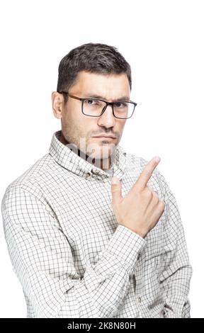 Ein hübscher Mann in einer Brille und einem karierten Hemd hob seinen Kopf Stockfoto