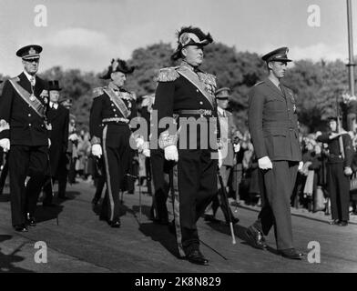 Oslo 19571001 Beerdigung von König Haakon. König Olav (in der Mitte des Bildes) und Kronprinz Harald (Th) folgen dem Sarg hinunter Slottsbakken. Foto: NTB / NTB Stockfoto