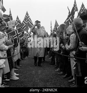 Eidsvoll 19620213 Enthüllung des norwegischen Volksdenkmals für den Dichter Henrik Wergeland vor dem Eidsvoll-Gebäude. Hier kommt König Olav bei der Enthüllung an und wird von glücklichen Kindern mit Fahnen empfangen. Ein wenig Regen scheint der Stimmung keinen Dämpfer zu geben. Foto: NTB / NTB Stockfoto