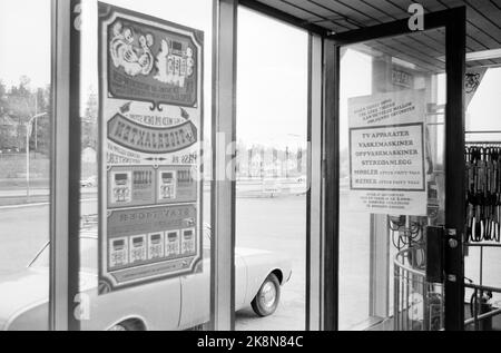 27.Mai 1967. Die Mineralölkonzerne kämpfen unter anderem um Kunden. Nutzung von kostenlosen Tickets für Kunden. Hier von einer Esso-Station. Foto: Sverre A. Børretzen / Aktuell / NTB Stockfoto