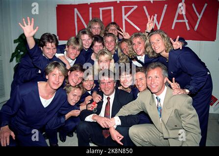 China 199111: Fußball-Weltmeisterschaft, Damen. Norwegen nimmt Silber. Finale Norwegen - USA (1-2). Picture: Teambild die norwegische Frauenmannschaft, Fußball. Die Mannschaft, die gegen die Vereinigten Staaten gespielt hat (obs: Nicht in der richtigen Reihenfolge auf dem h.h.t. Foto): Reidun Seth, Tina Svensson, Heidi Støre, Gro Espeseth, Gunn Nyborg, Hege Riise, Tone Haugen, Cathrine Zaborowski, Birthe Hegstad, Agnte Carlsen, Linda, Linda, Linda Medalen, Linda Medalen. Liv gestreift. Foto: Lise Åserud Stockfoto