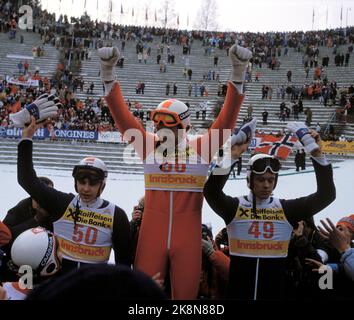 Seefeld, Österreich, 1985-01: Ski-Weltcup. Die Weltmeisterschaft 1985 war zumindest bis dahin die größte Erfolgsmeisterschaft für den norwegischen Skisport. Insgesamt nahmen die norwegischen Athleten 15 Medaillen ein, davon 5 Gold, 5 Silber und 5 Bronze. Das Bild: Per Bergerud nimmt am 20. Januar 1985 Gold in der Schanze im Bergisel. Cheers to Victory Pallets with Matti Nykänen (t Stockfoto