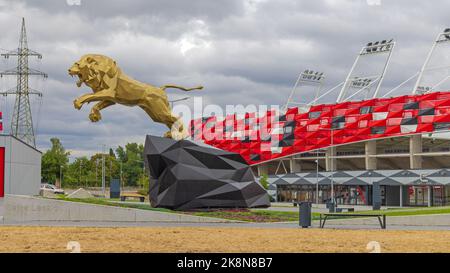 Budapest, Ungarn - 31. Juli 2022: Skulptur des Goldenen Löwen des FC Honved vor dem Stadion der Bozsik Arena in Kispest. Stockfoto