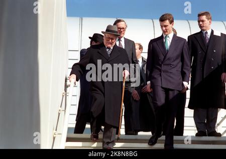 Kopenhagen 16. - 18. April 1990. Königin Margrethe von Dänemark ist 50 Jahre alt. Hier kommt König Olav Copenhagen an und wird am Flughafen von Prinz Joachim empfangen, was sicherstellt, dass der König nicht die Treppe fällt. Foto: NTB / NTB Bild # 2 von 4. Stockfoto