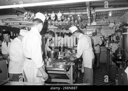 Oslo 19631221 „Full Stop for the Sea Grand Old Lady“. Das amerikanische Boot 'Stavangerfjord' auf seiner letzten Reise von New York - Kristiansand - Kopenhagen - Oslo. Das Boot wird später zum Verschrotten nach Hongkong gesegelt. Köche bei der Arbeit in der Küche. Foto: Ivar Aaserud / Aktuell / NTB Stockfoto