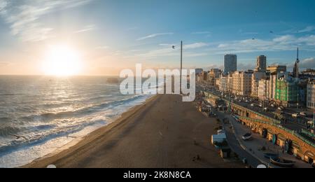 Wunderschöner Blick auf den Strand von Brighton. Magischer Sonnenuntergang und stürmisches Wetter in Brighton Stockfoto