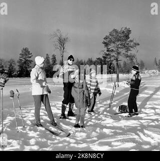 Hakadal 19630113 das neue Skigebiet Varingskollen wurde eröffnet, mit Sessellift, alpinen Loipen und Wanderwegen. Hier ist eine Familie auf dem Skifahren. Vater in Strickpullover und nickt, Mutter in Anorak und Zughose. Das Kind mit dem Rücken hat eine Blasenjacke, die anderen haben Pullover gestrickt. Foto: Thorberg / NTB / NTB Stockfoto