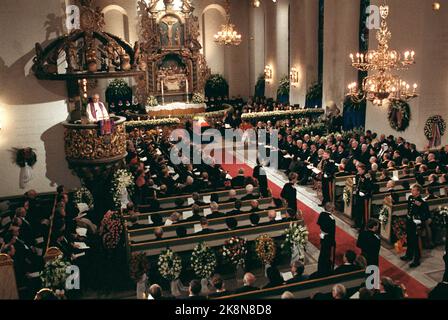 Oslo 19910130. Beerdigung von König Olav V. Bischof Andreas Aarflot trat während der Trauerfeier in der Kathedrale von Oslo auf. Foto: Lise Åserud NTB / NTB Stockfoto