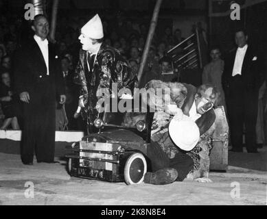 Oslo 1953; Circus Arnardo im Youngstorget in der Innenstadt von Oslo! Nach der Saisoneröffnung in der Hauptstadt besucht der geschäftige Zirkus 50 andere Orte Norwegens, wobei Steinkjer die nördlichste Station ist. Nick und Axel sind zwei Clowns, die das Publikum genießen. Foto; Aage Storløkken / Aktuell / NTB Stockfoto