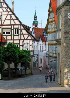 Typische mittelalterliche Straße mit Blick auf die Nikolaus-Kirche in Waiblingen, Deutschland Stockfoto