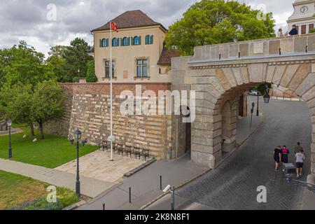 Budapest, Ungarn - 31. Juli 2022: Wiener Tor Weg zum Budaer Burgviertel. Stockfoto