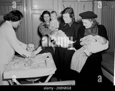 Oslo 19470503 - von der Gesundheitsstation Sagene im Jahr 1947. Hausfrauen mit Kindern auf Säuglingskontrolle, um über die richtige Ernährung und Anleitung in Säuglings- und Kleinkindpflege zu lernen. Die Task Control Station soll Krankheiten vorbeugen. Hier erhalten Mütter Anleitung, wie man Windeln legt und wie man all die seltsamen Kleider benutzt, die das Kind tragen sollte. Eine Puppe wird als Demonstration verwendet. Foto: Skotaam Current / NTB Stockfoto