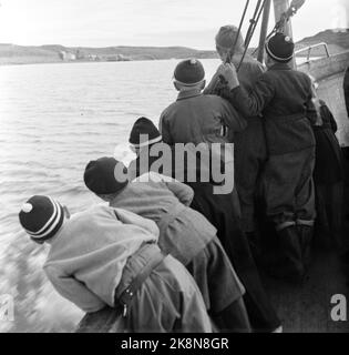 Nordkapp på Magerøya 195210. Europas nordligste internatskole ligger på Nordkapp i Repvåg ytterst i Porsangerfjorden. Åtte småsteder var skoleskøyta innom for å hente små passasjerer Fra 7 års alderen. Et par AV plasse hadde kai så skøyta kunne gå helt Inn, men som regel måtte den ligge utpå Og vente på robåten med ungen Og kofferten. Nordkapp herred--kommunen har skoleinternat for barna som bor på små avsidesliggende plasser innenfor herredsgrensene. Det er unger Fra anslagsvis 75 familier. Ihr ser vi elevene ved båtrekka ombord på skøyta som skuer Inn mot Land. Foto: Sv. A. Børretzen/AK Stockfoto