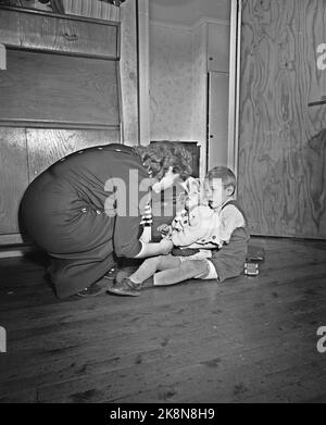 Oslo 19540109 Sie sind in Gefahr, wo Sie hingehen das Zuhause ist ein gefährlicheres Arbeitsumfeld, als viele Hausfrauen wissen. Hausunfälle, Illustration Foto. Hier hat ein kleines Kind einen kleinen Radiergummi in der Nase. Foto: Sverre A. Børretzen / Aktuell / NTB Stockfoto