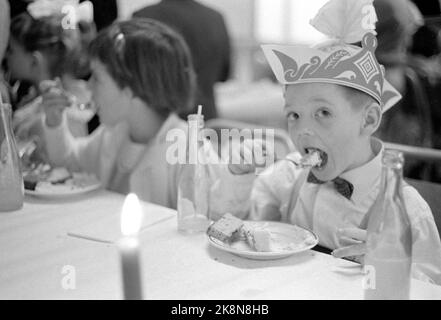 Oslo 19601128 Chanukka dauert bis Ostern. Die Chanukka-Partei hat - die jüdische Lichtpartei begonnen. Acht Tage lang halten die Juden die letzten. Von der Feier in der Synagoge in der mosaischen Religionsgemeinschaft in Oslo. Die diesjährige große Veranstaltung ist die Kinderparty, die einmal während Chanukka stattfindet. Es weckt Papierhüte, Softdrinks, Kuchen und große Tüten Süßigkeiten. Foto: Sverre A. Børretzen / Aktuell / NTB Stockfoto