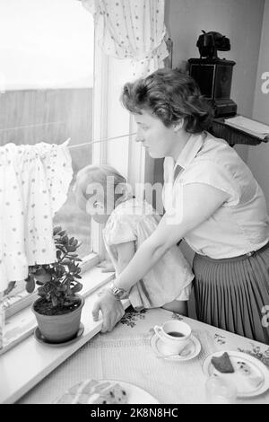 Finse, Slirå, 29. August 1959. Bahn- und Meteorologe Olav um die Familie winkt der Familie Auf Wiedersehen zu, bevor sie zur Arbeit geht. Die kleine Lise und Mutter Karin Rundtom müssen zu Hause bleiben. Foto; Sverre A. Børretzen / Aktuell / NTB Stockfoto