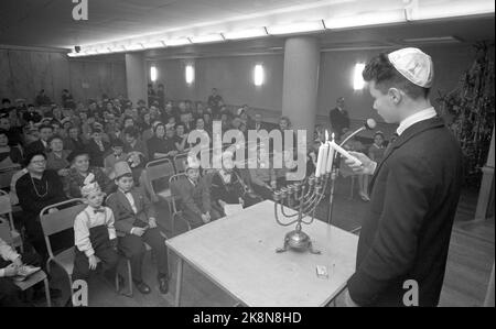 Oslo 19601128 Chanukka dauert bis Ostern. Die Chanukka-Partei hat - die jüdische Lichtpartei begonnen. Acht Tage lang halten die Juden die letzten. Von der Feier in der Synagoge in der mosaischen Religionsgemeinschaft in Oslo. Jungs in der feinen Station auf der ersten Bank. Foto: Sverre A. Børretzen / Aktuell / NTB Stockfoto